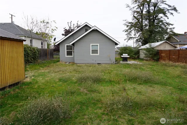 a view of an house with backyard space and garden