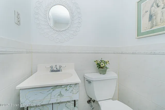 $995,000 | 16 Bowling Green Place | Bulls Head