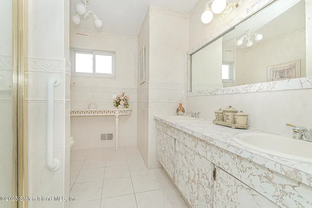 $995,000 | 16 Bowling Green Place | Bulls Head