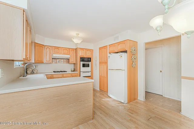 $995,000 | 16 Bowling Green Place | Bulls Head