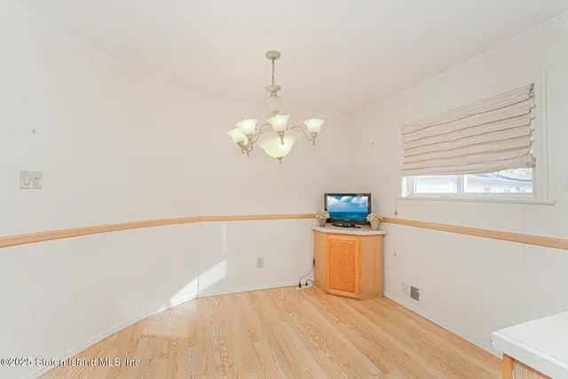 $995,000 | 16 Bowling Green Place | Bulls Head