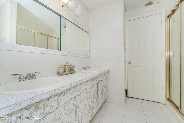 $995,000 | 16 Bowling Green Place | Bulls Head