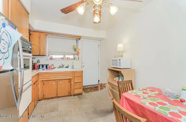 $995,000 | 16 Bowling Green Place | Bulls Head