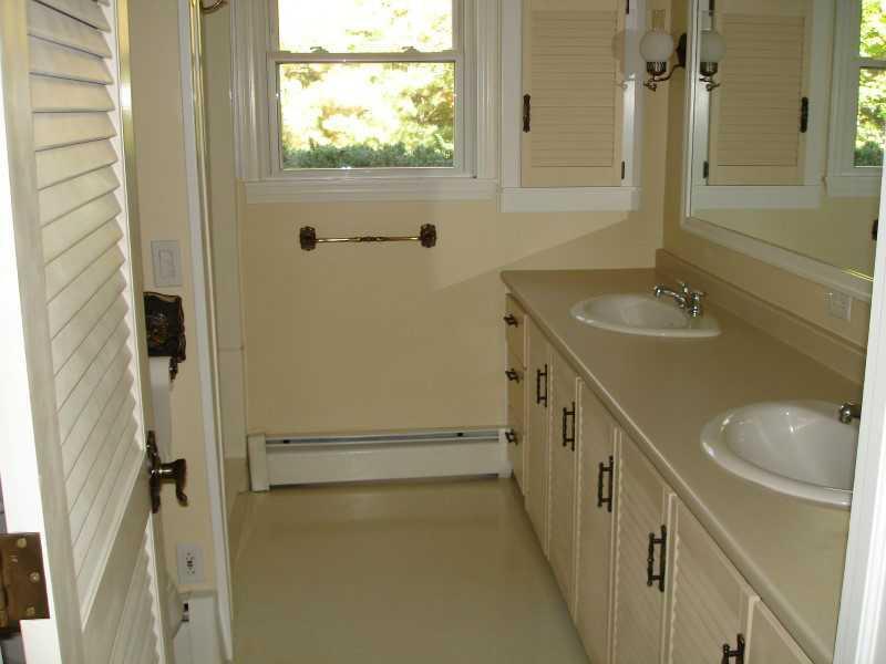 1295 Chase Road Bangor, ME 04401 - Photo 25 of 30 Bathroom.
