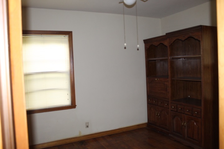 5086 Lapeer Road Burton, MI 48509 - Photo 6 of 16 31389501-5.JPG