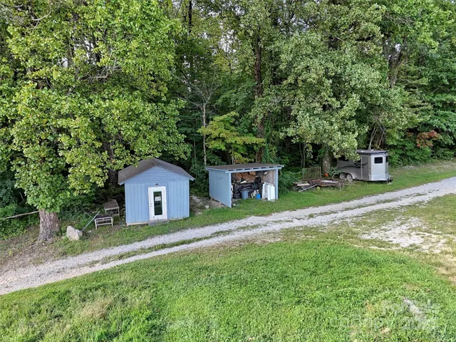 a view of a backyard