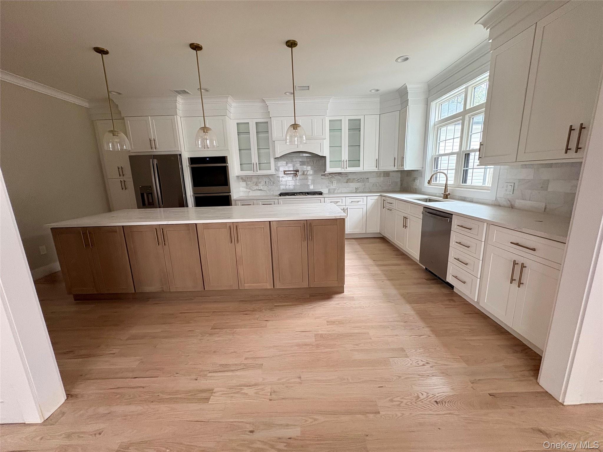 960 Cathedral Road Franklin Square, NY 11010 - Photo 3 of 6