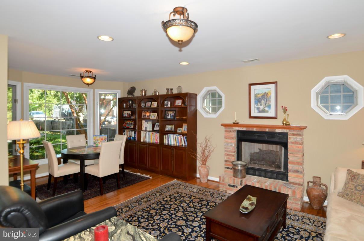 499 Broadwater Road Arnold, MD 21012 - Photo 12 of 30 Living Room