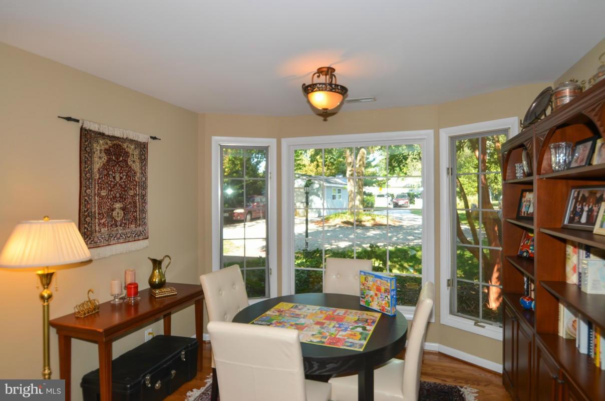 499 Broadwater Road Arnold, MD 21012 - Photo 13 of 30 Living Room