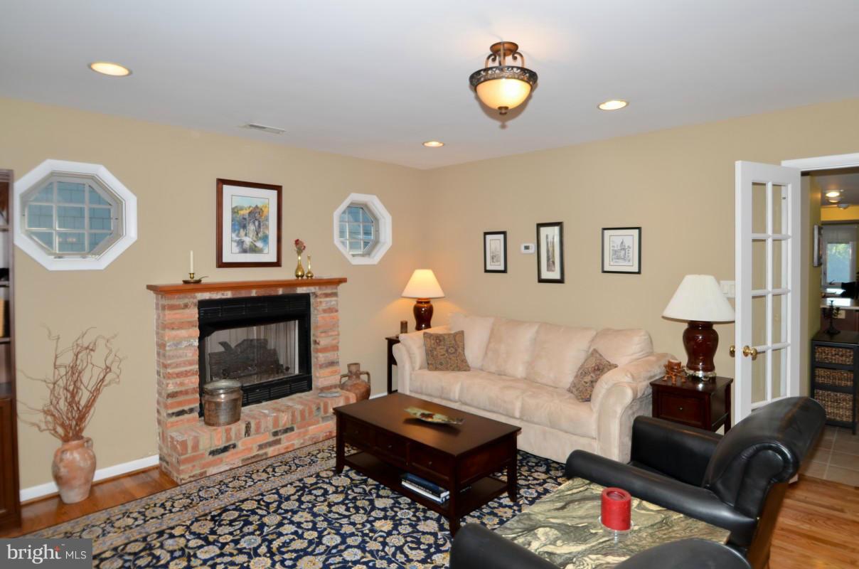 499 Broadwater Road Arnold, MD 21012 - Photo 14 of 30 Living Room