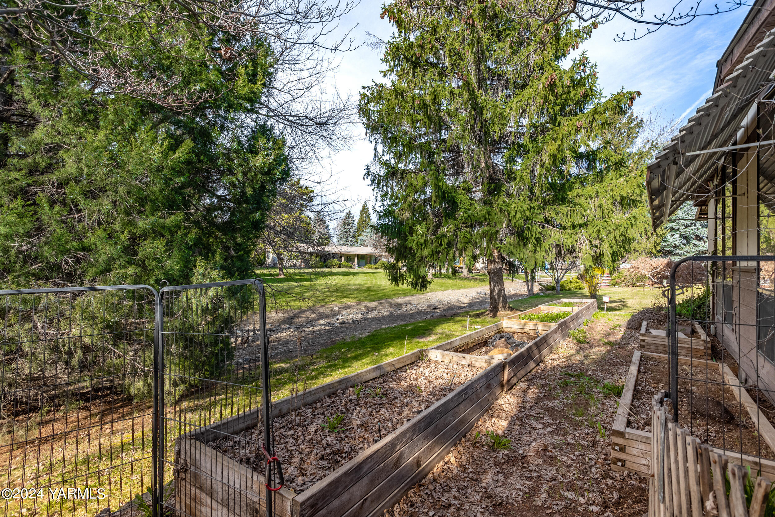 3701 Gun Club Road, Unit 28 Yakima, WA 98901 - Photo 21 of 28 a view of a yard with sitting area