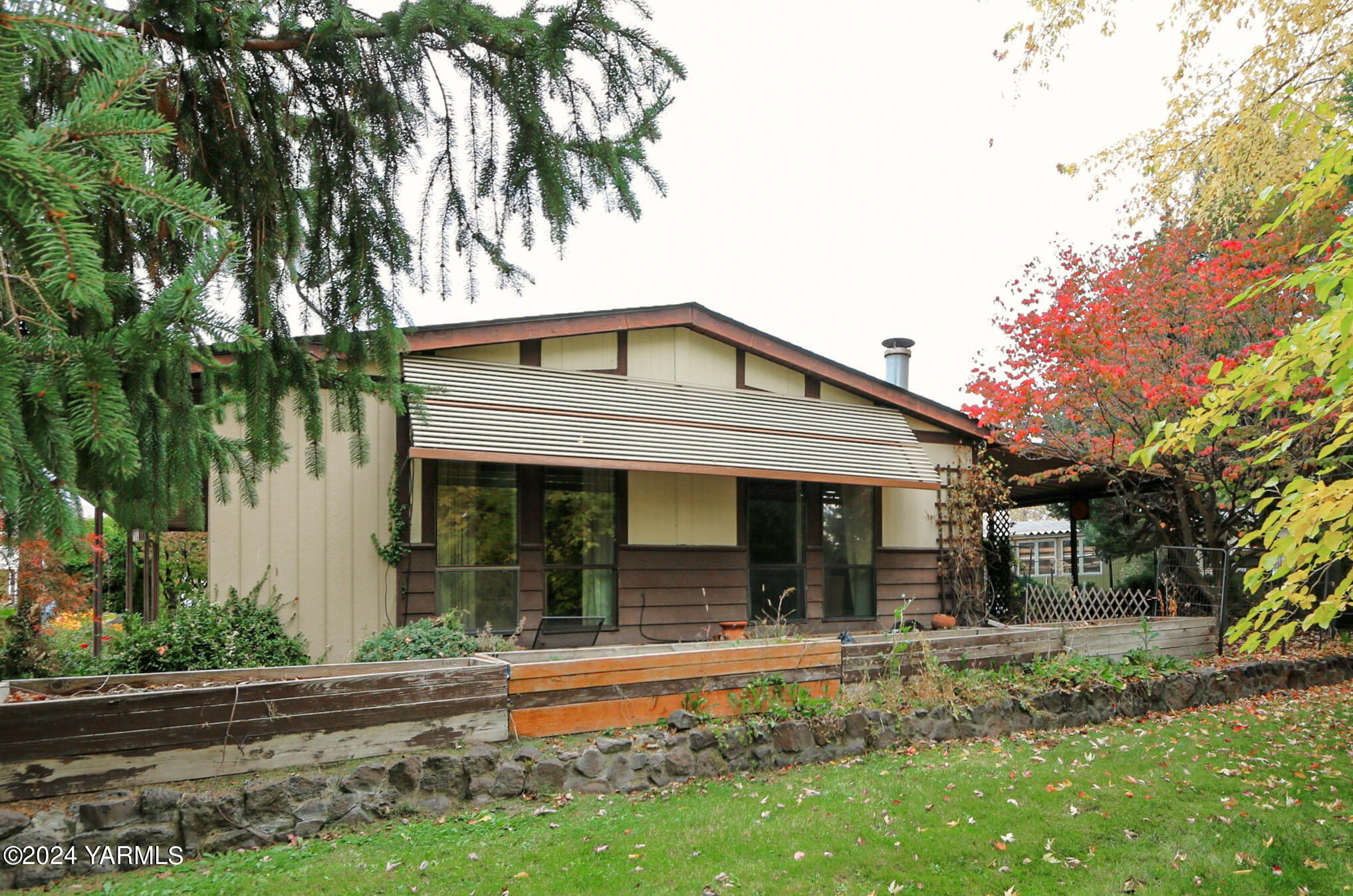 3701 Gun Club Road, Unit 28 Yakima, WA 98901 - Photo 25 of 28 front view of a house with a yard