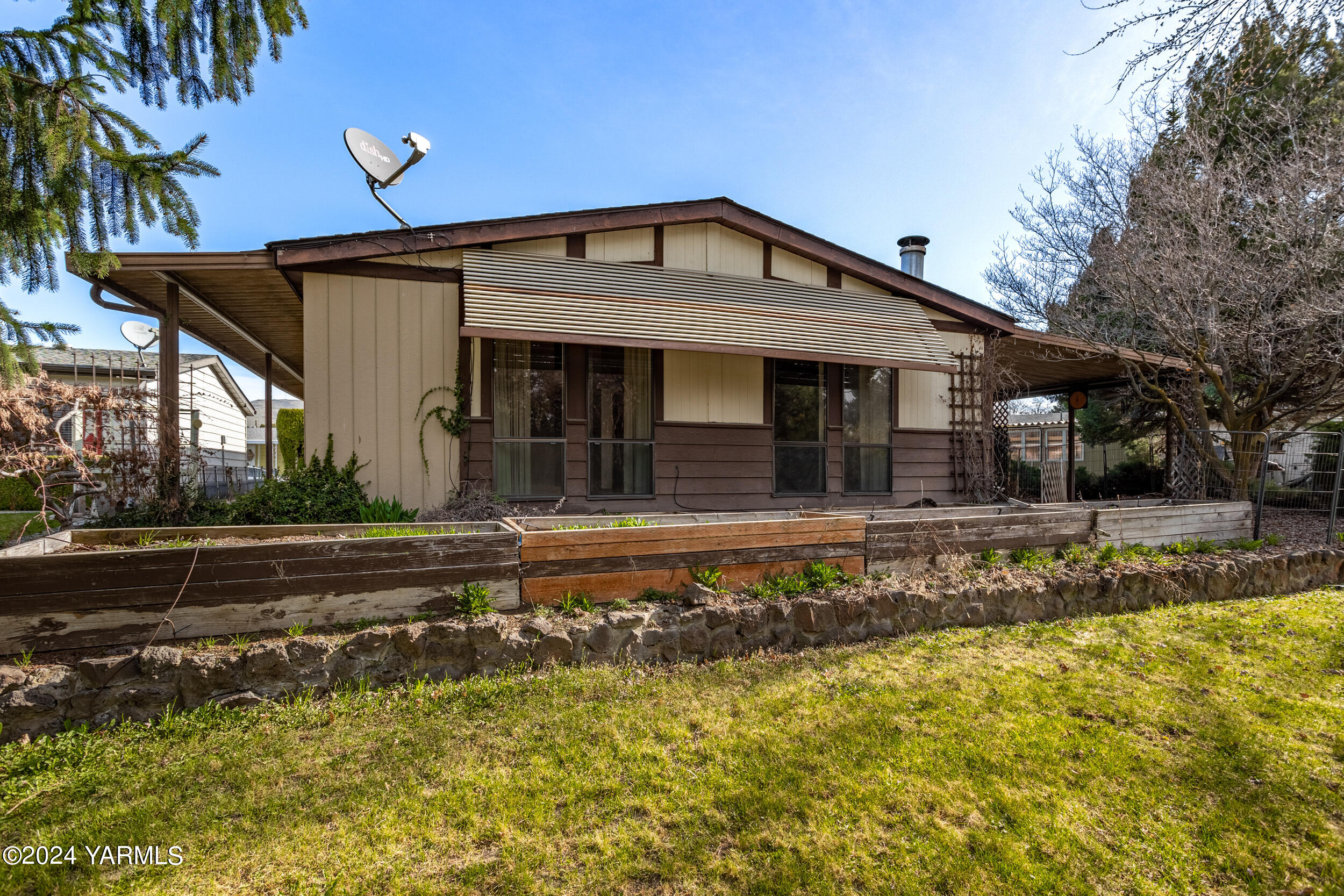3701 Gun Club Road, Unit 28 Yakima, WA 98901 - Photo 4 of 28 a front view of a house with a yard