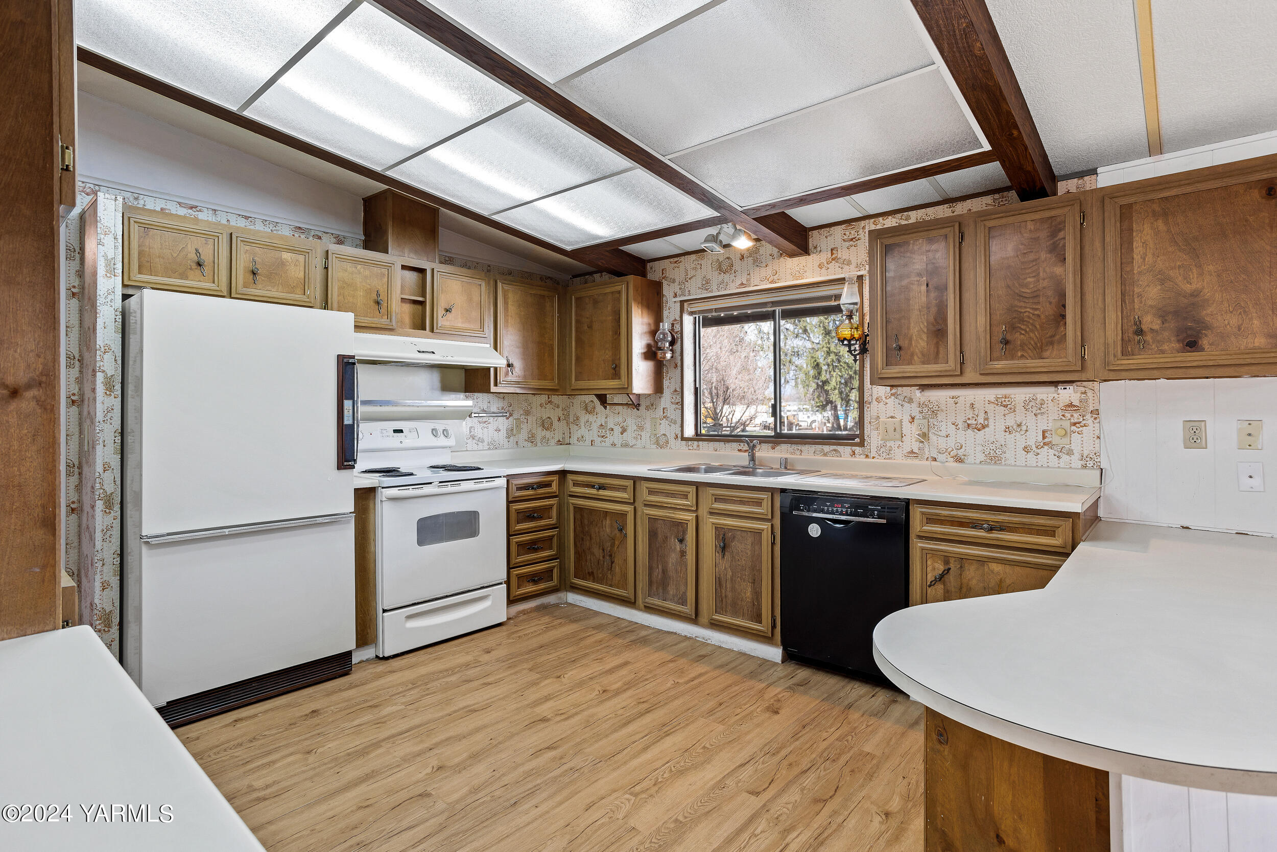 3701 Gun Club Road, Unit 28 Yakima, WA 98901 - Photo 9 of 28 a kitchen with stainless steel appliances granite countertop a sink stove and refrigerator