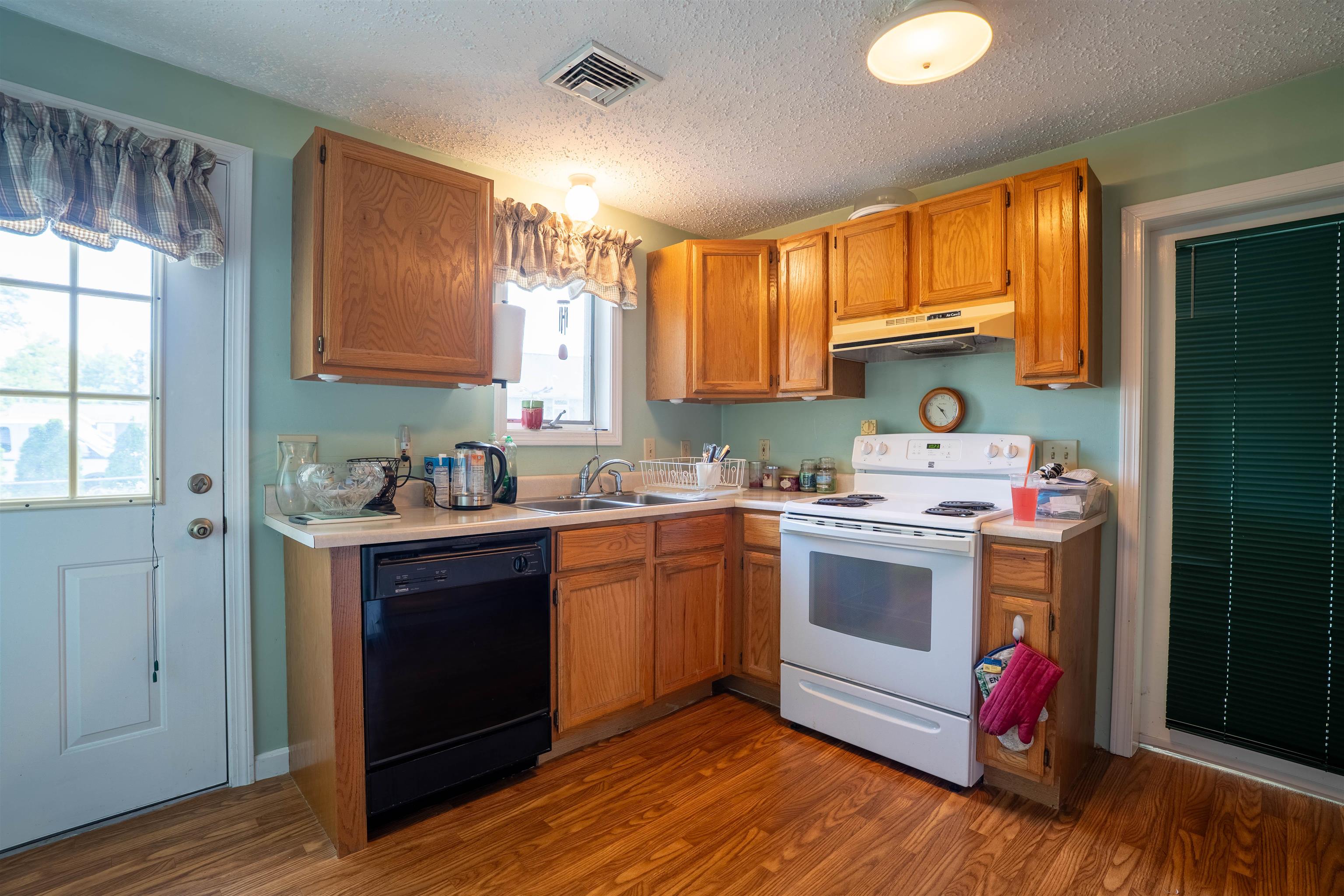 28 Chatham Circle Salem, NH 03079 - Photo 24 of 33