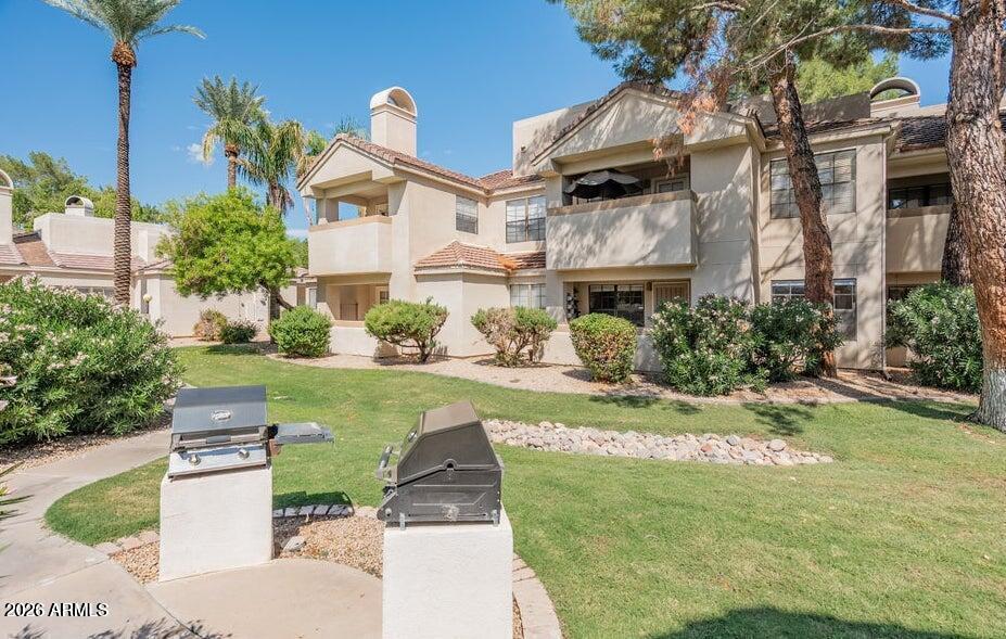 6885 East Cochise Road, Unit 142 Paradise Valley, AZ 85253 - Photo 43 of 47 a front view of a house with garden