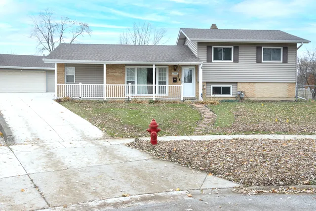 $425,000 | 785 Woodlawn Street, Hoffman Estates, IL 60169