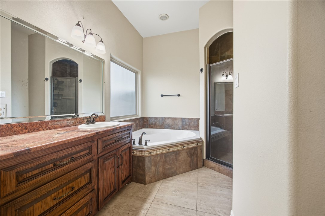 6934 Wooldridge Road, Unit R5 Corpus Christi, TX 78414 - Photo 11 of 32 a spacious bathroom with a tub sink and mirror
