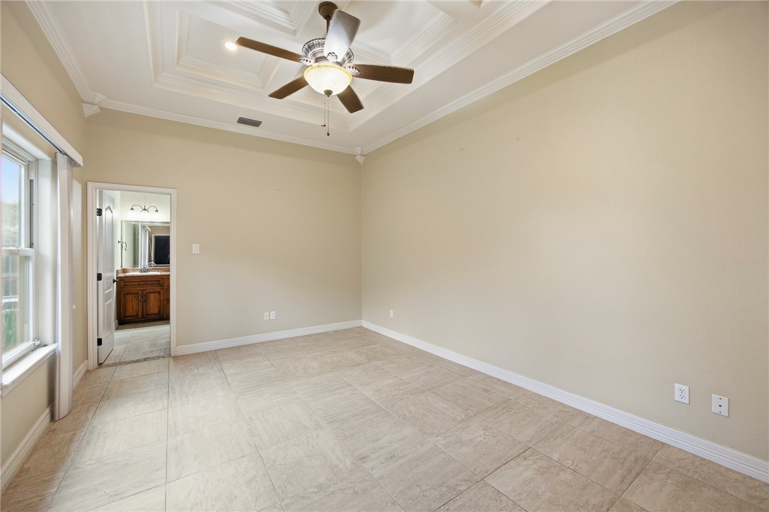 6934 Wooldridge Road, Unit R5 Corpus Christi, TX 78414 - Photo 26 of 32 en empty room with windows and ceiling fan