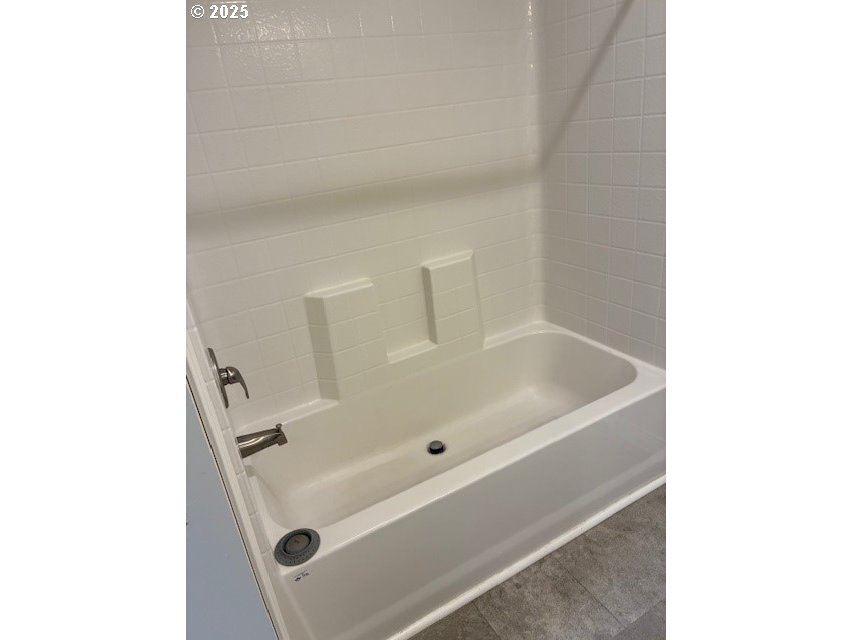 3108 Southwest River View Drive Pendleton, OR 97801 - Photo 24 of 37 a bathroom with a tub