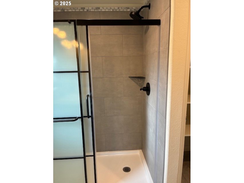 3108 Southwest River View Drive Pendleton, OR 97801 - Photo 35 of 37 a bathroom with a shower