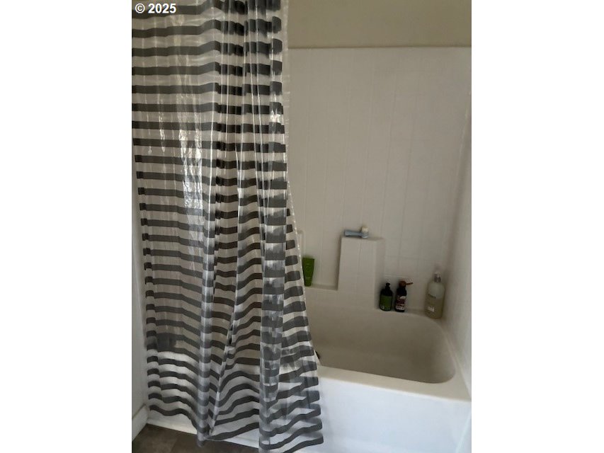 3108 Southwest River View Drive Pendleton, OR 97801 - Photo 7 of 37 a bathroom with a bathtub and shower