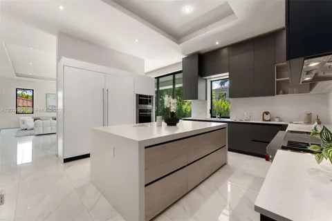 $7,295,000 | 4430 Nautilus Drive, Miami Beach, FL 33140