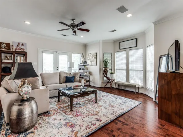 $3,850 | 5735 Richmond Avenue, Unit J, Dallas, TX 75206