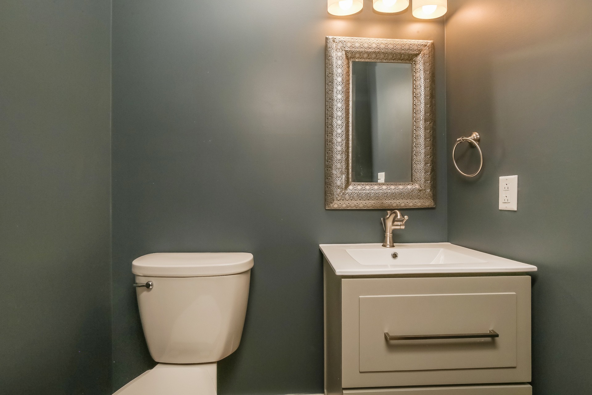 259 Harrowgate Drive Clarksville, TN 37043 - Photo 25 of 27 a bathroom with a toilet sink and mirror