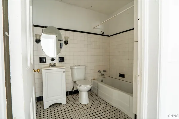 $950 | 3 Noyes Street, Unit 1, Utica, NY 13502