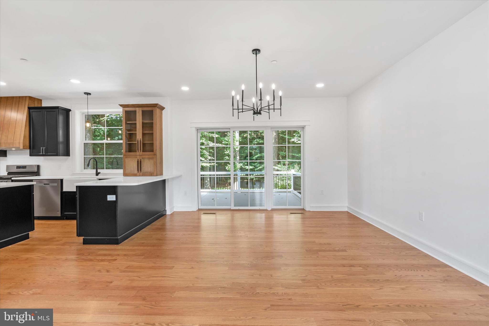 276 West Chestnut Hill Road Newark, DE 19713 - Photo 15 of 62 Dining with sliders to deck