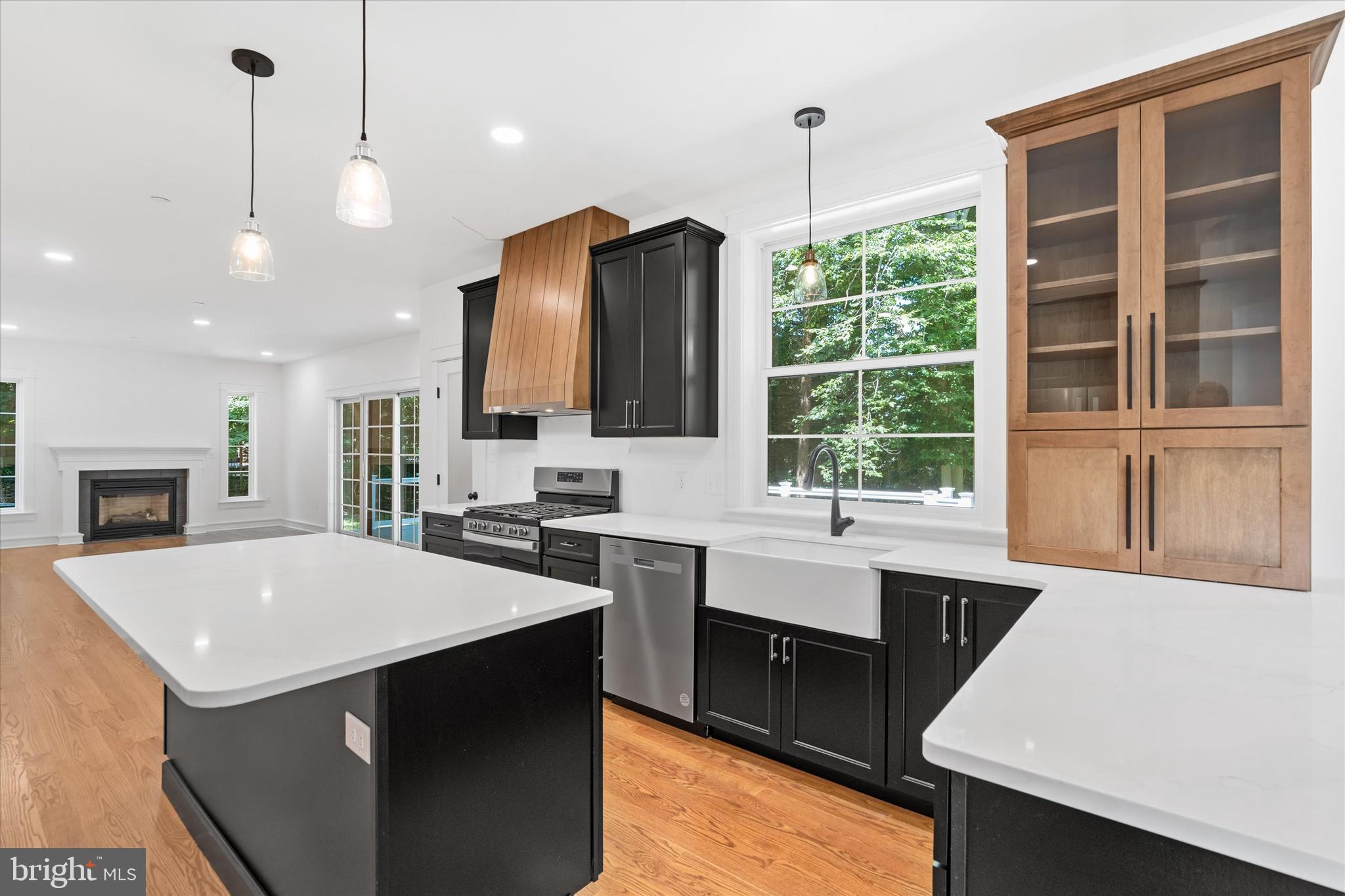 276 West Chestnut Hill Road Newark, DE 19713 - Photo 7 of 62 Kitchen island with seating area