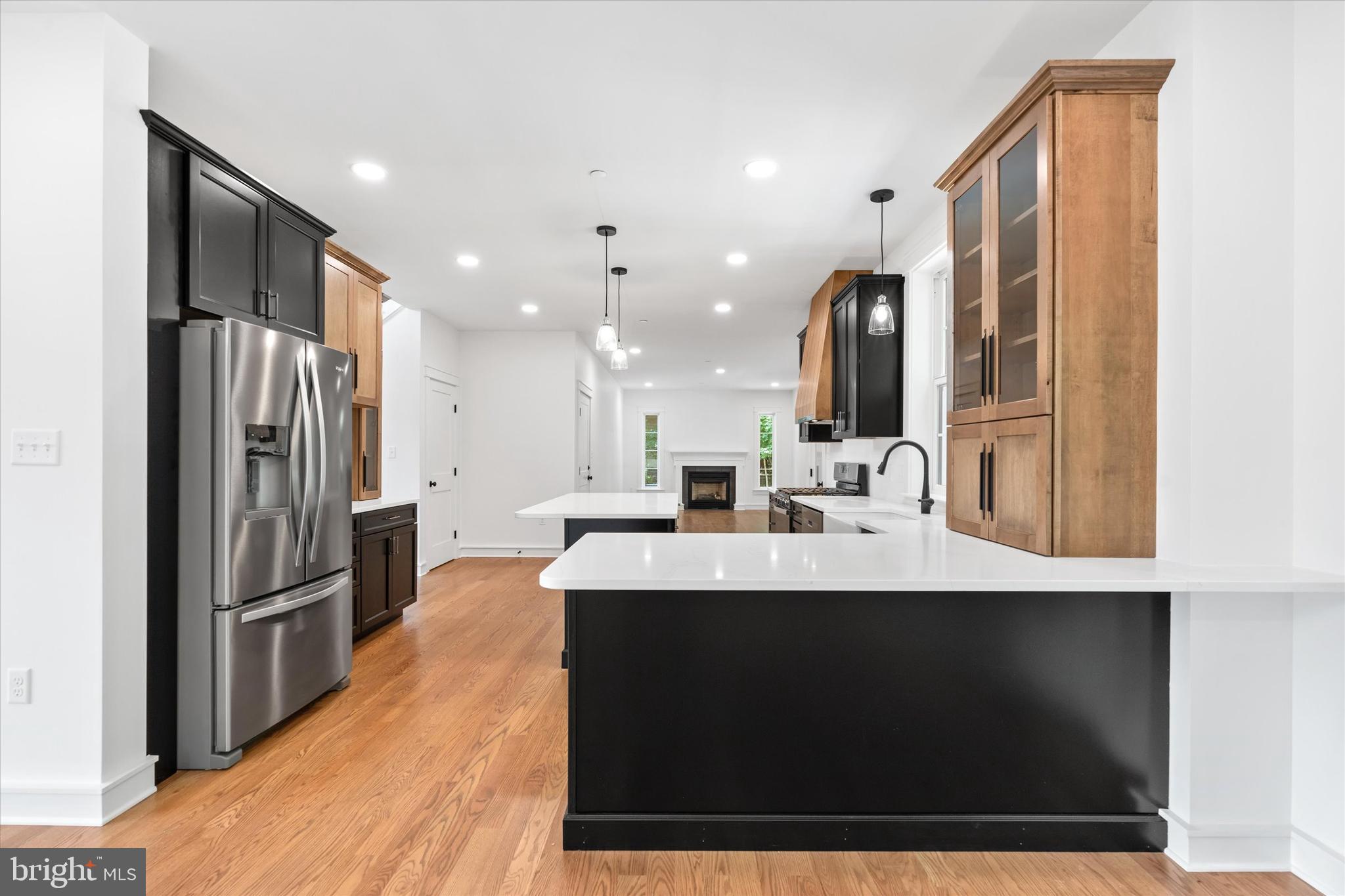 276 West Chestnut Hill Road Newark, DE 19713 - Photo 9 of 62 Kitchen peninsula with seating area