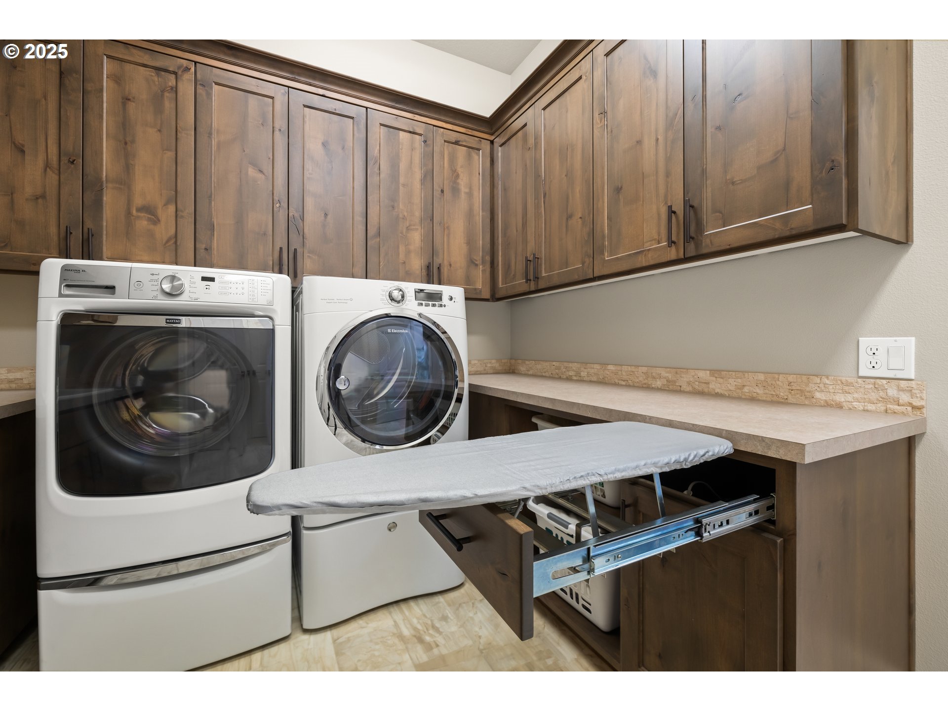 9446 Southwest Inverness Way Beaverton, OR 97007 - Photo 14 of 47