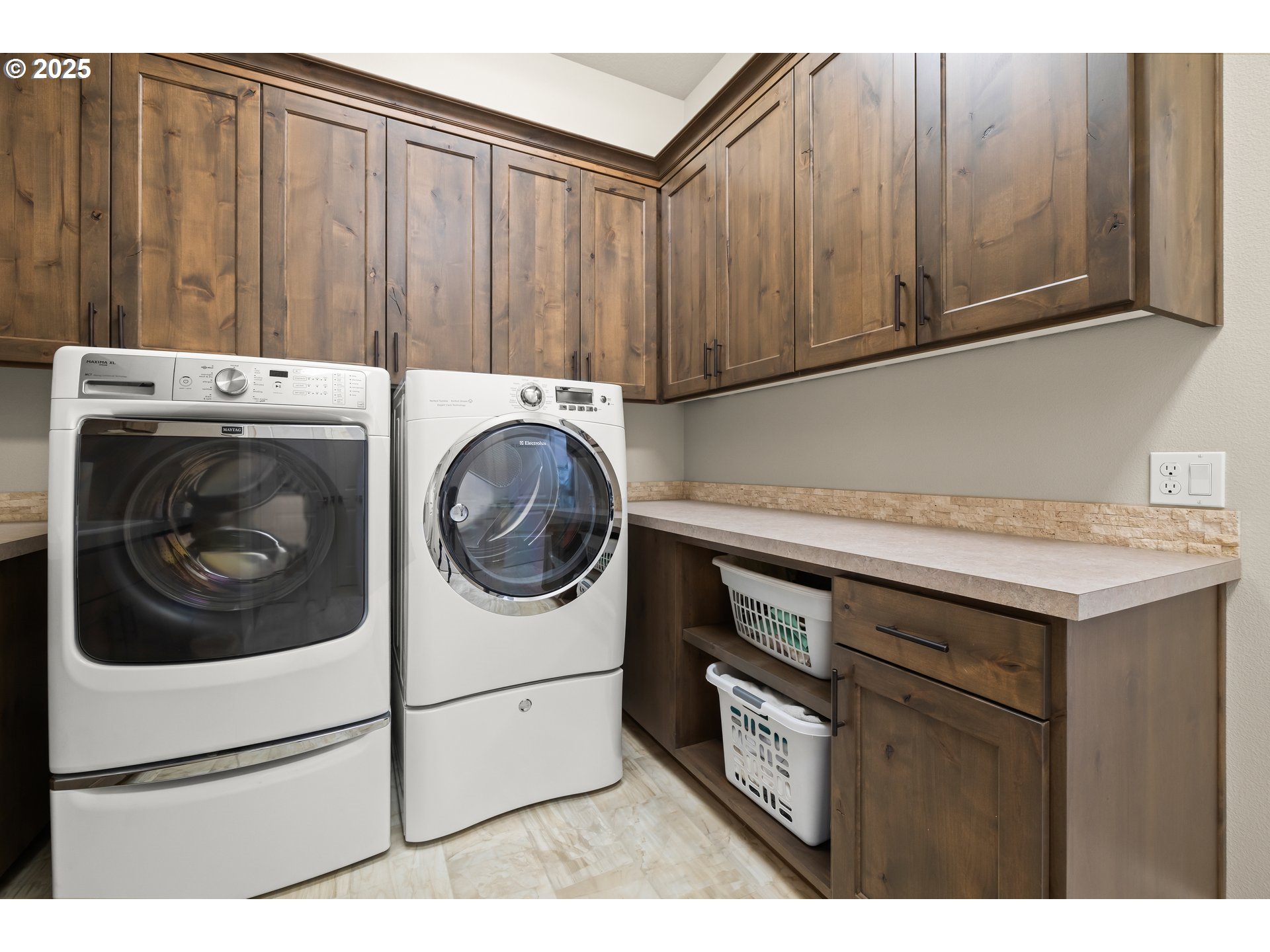 9446 Southwest Inverness Way Beaverton, OR 97007 - Photo 15 of 47