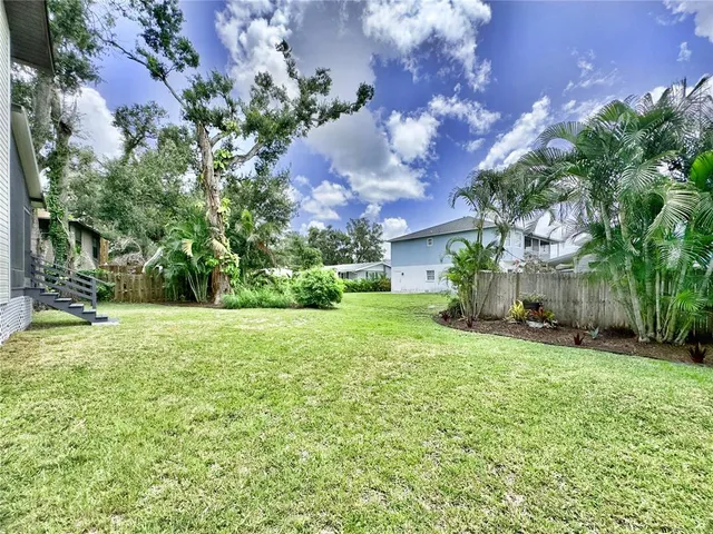 a view of a backyard with palm trees