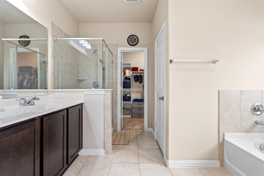 4207 Whispering Willow Way Arlington, TX 76005 - Photo 21 of 31 a bathroom with a bathtub sink and mirror