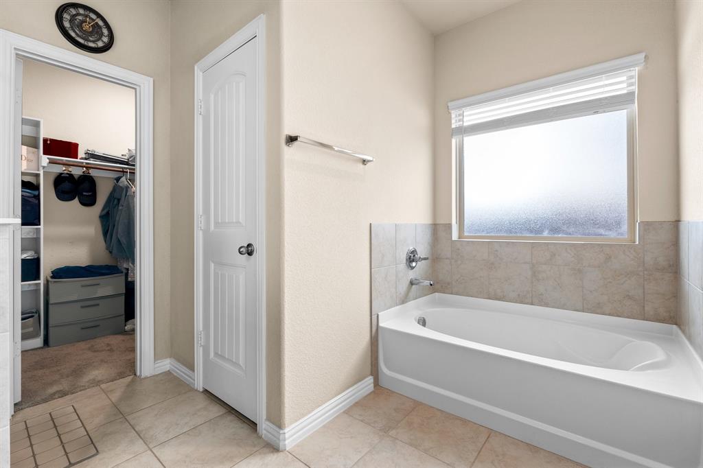 4207 Whispering Willow Way Arlington, TX 76005 - Photo 23 of 31 a bathroom with a bathtub and a shower