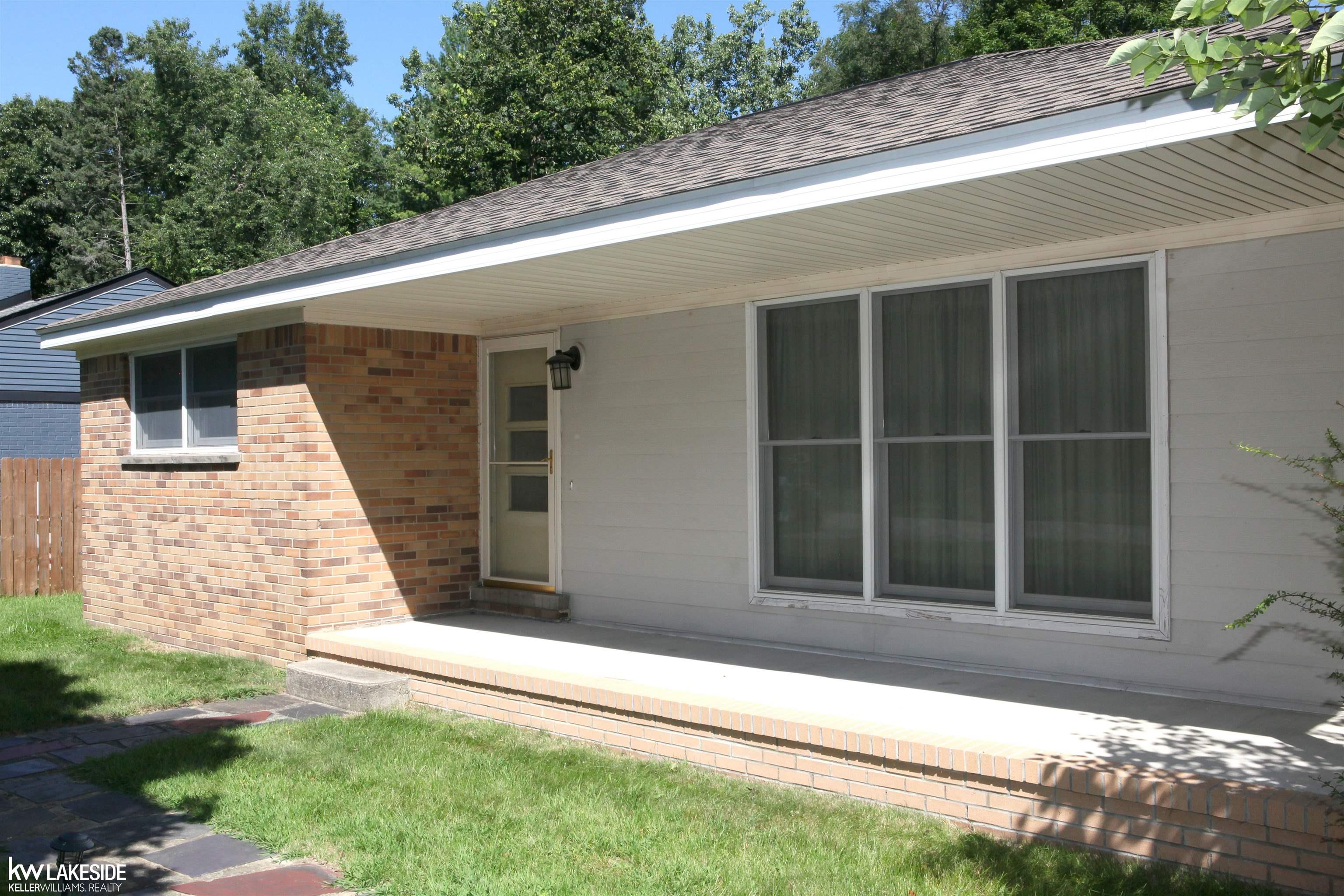 470 Elmhill Road Rochester, MI 48306 - Photo 2 of 26 50151994-5eda01c7-b6ce-4435-9f28-d985d9a25be3.JPG