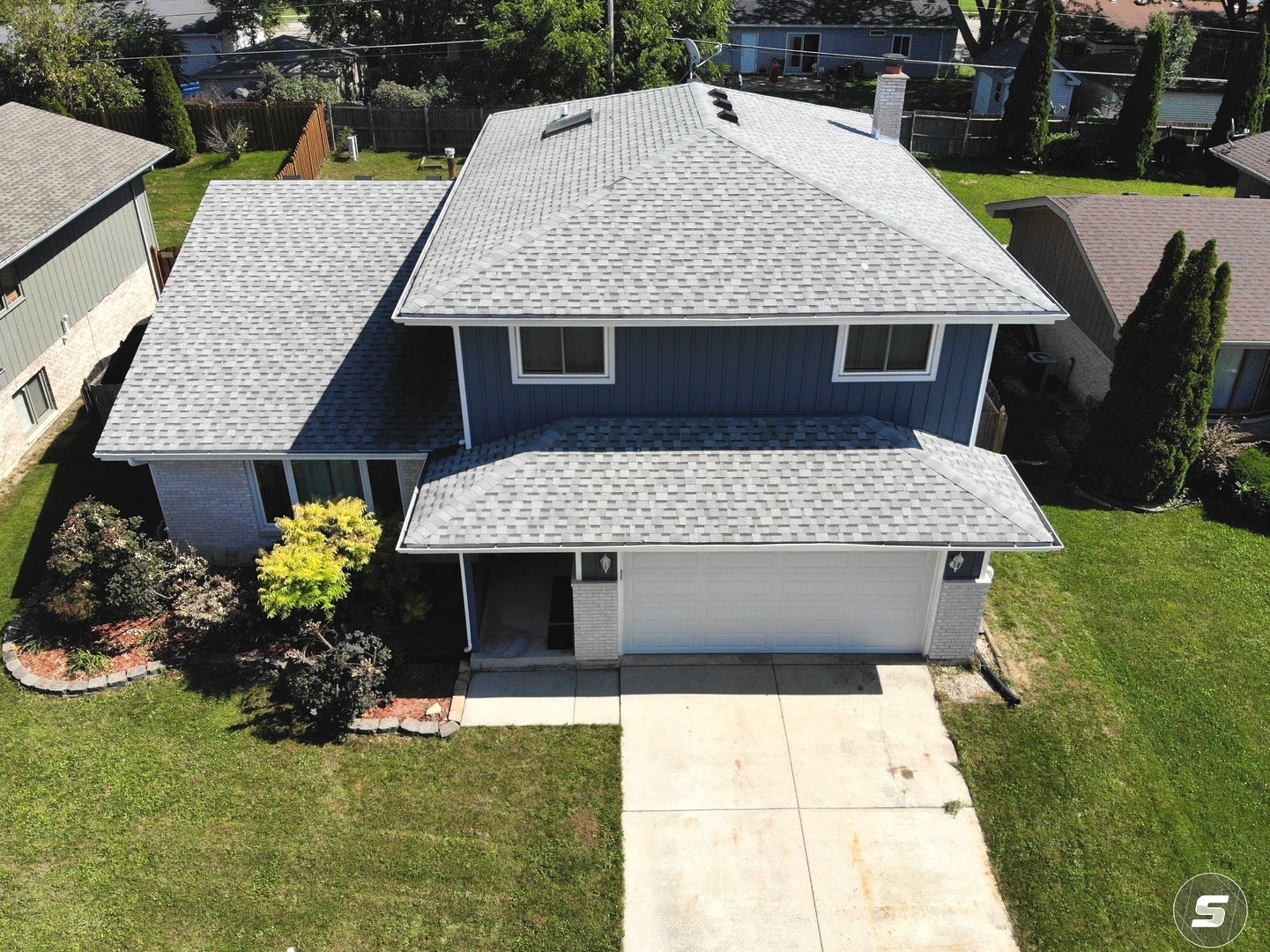 633 Gavin Avenue Romeoville, IL 60446 - Photo 2 of 33 a front view of a house with a garden