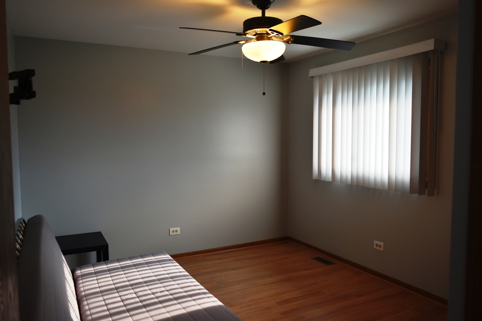 633 Gavin Avenue Romeoville, IL 60446 - Photo 20 of 33 a view of an empty room with a window