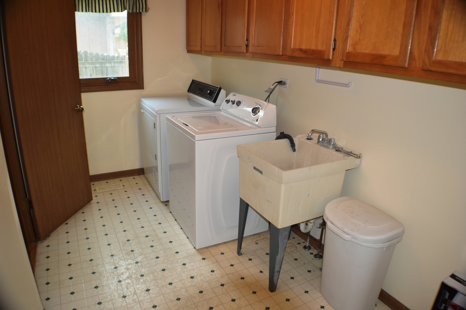 633 Gavin Avenue Romeoville, IL 60446 - Photo 26 of 33 a bathroom with a sink toilet and shower