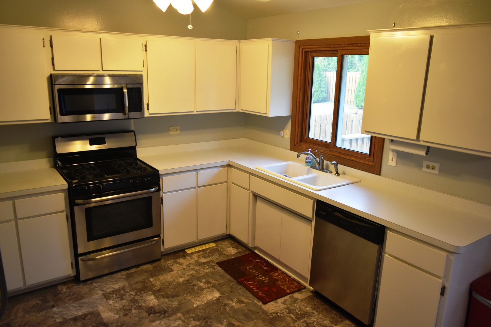 633 Gavin Avenue Romeoville, IL 60446 - Photo 10 of 33 a kitchen with a sink stove and microwave