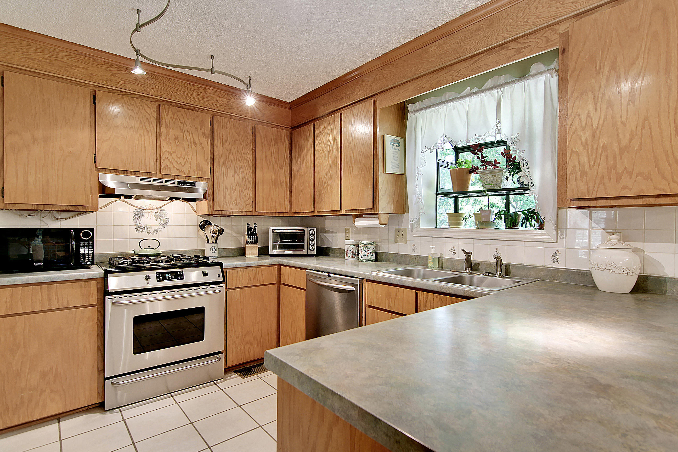 2362 Rice Pond Road Charleston, SC 29414 - Photo 18 of 33 Kitchen