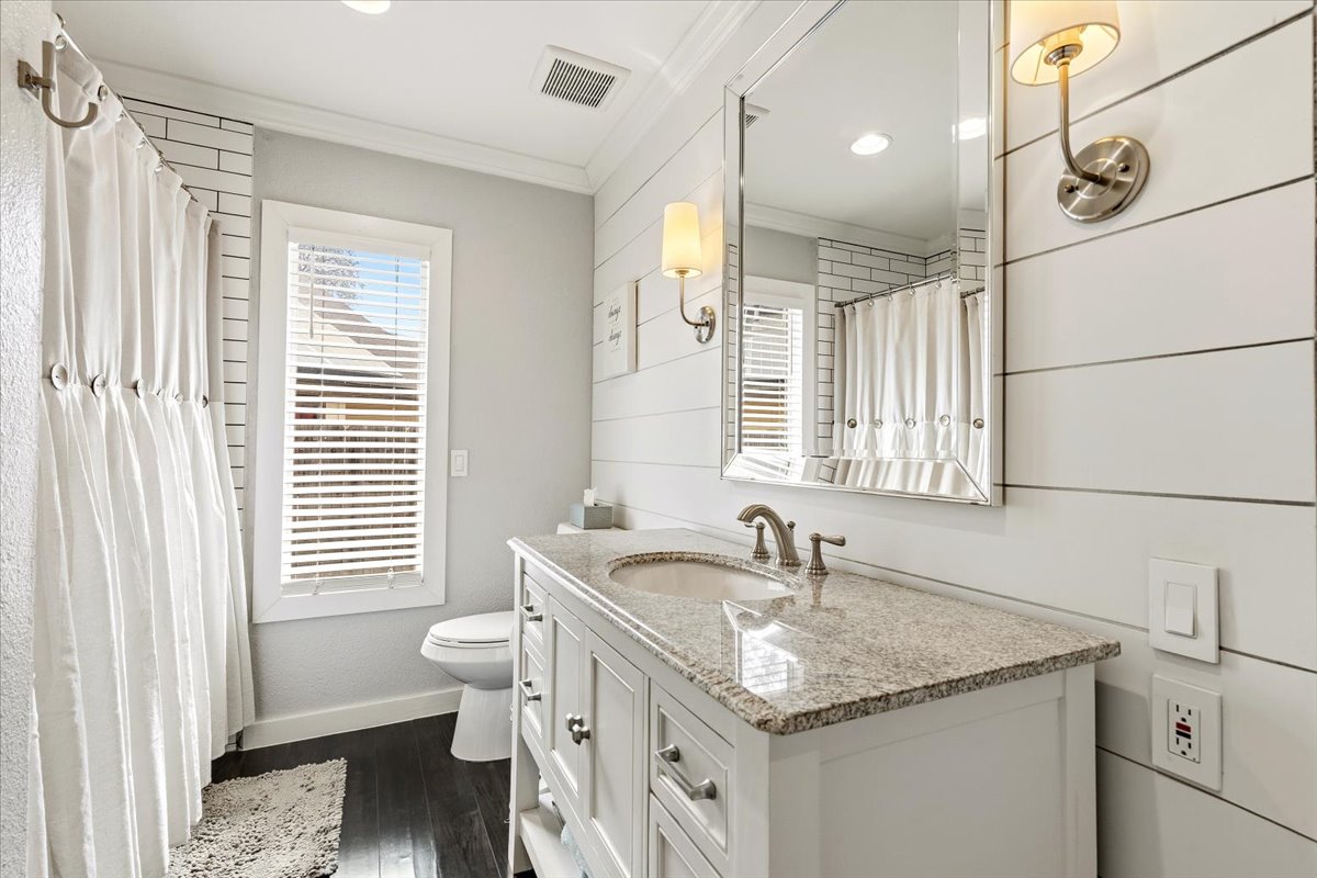 701 South Stuart Cove Leander, TX 78641 - Photo 25 of 40 Full bathroom featuring ornamental molding, vanity, dark wood-style flooring, a shower with curtain, and recessed lighting