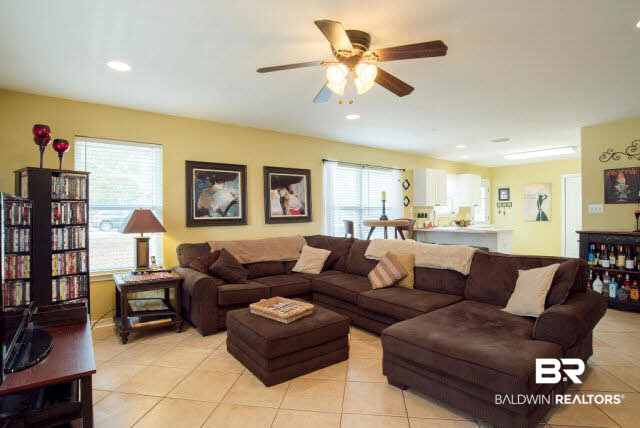 2300 East 4th Street Gulf Shores, AL 36542 - Photo 14 of 26 Living Room / Den