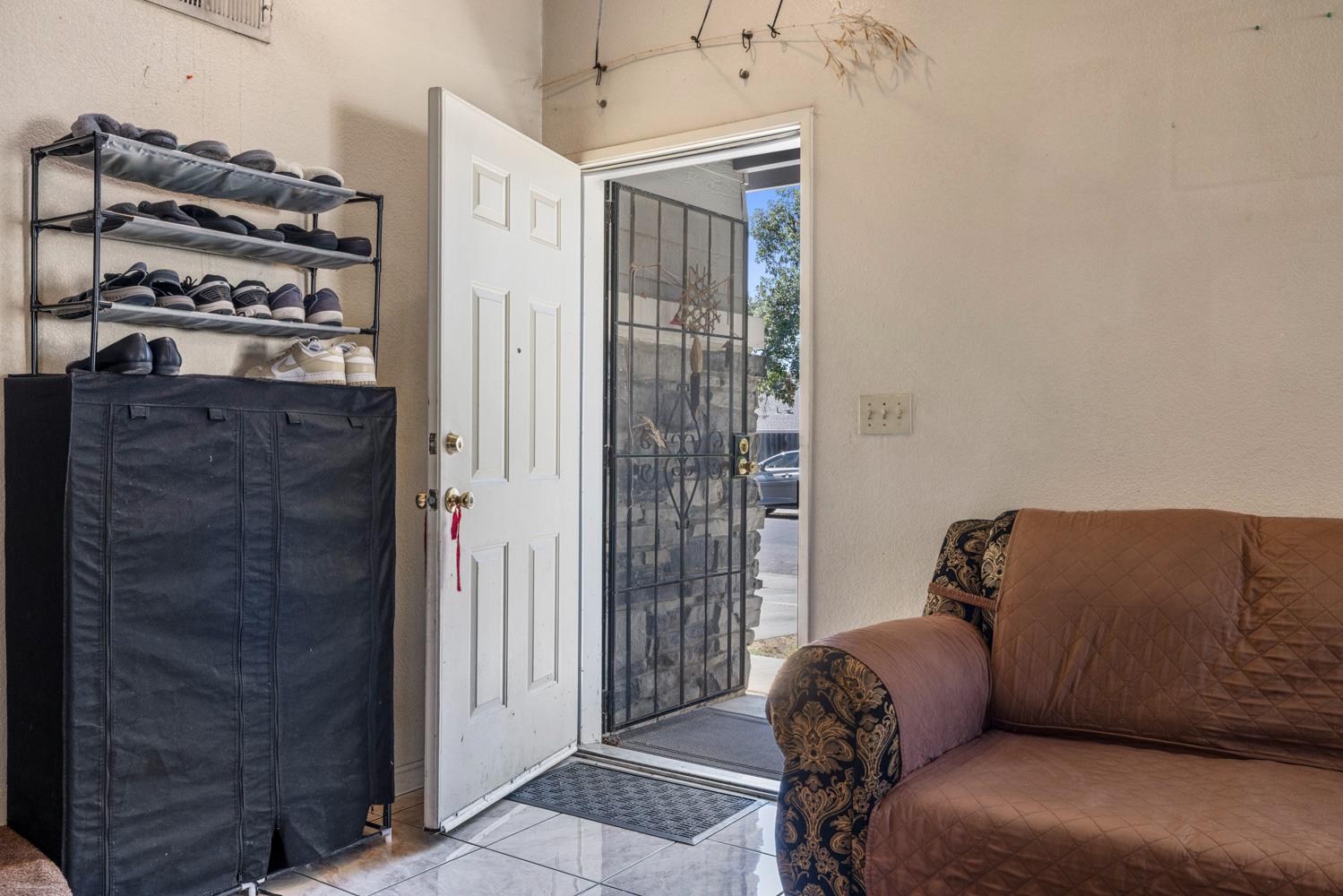 916 Fall River Drive Modesto, CA 95351 - Photo 4 of 33