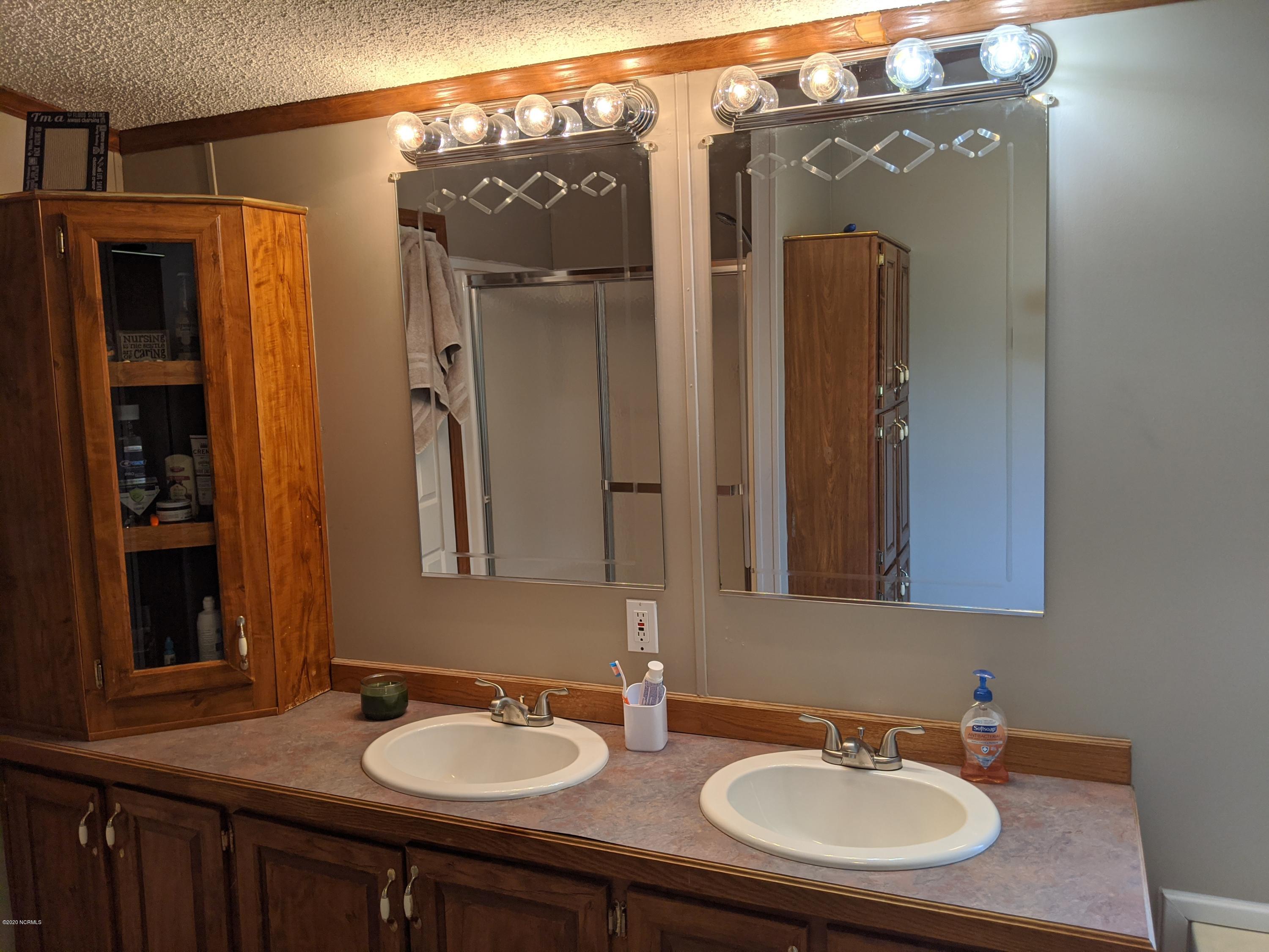 292 Fire Tower Road Richlands, NC 28574 - Photo 18 of 40 Master Bathroom