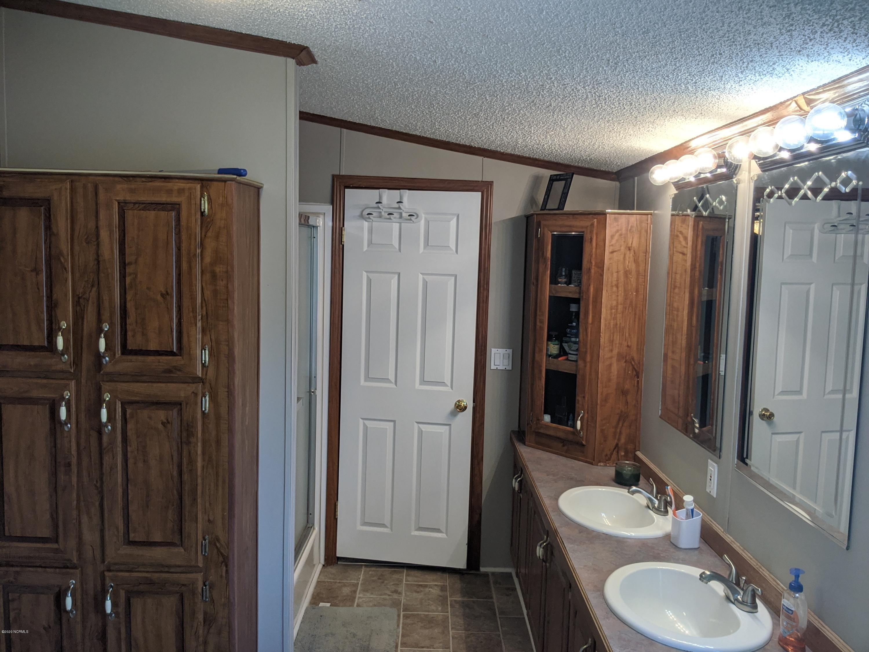 292 Fire Tower Road Richlands, NC 28574 - Photo 19 of 40 Master Bathroom