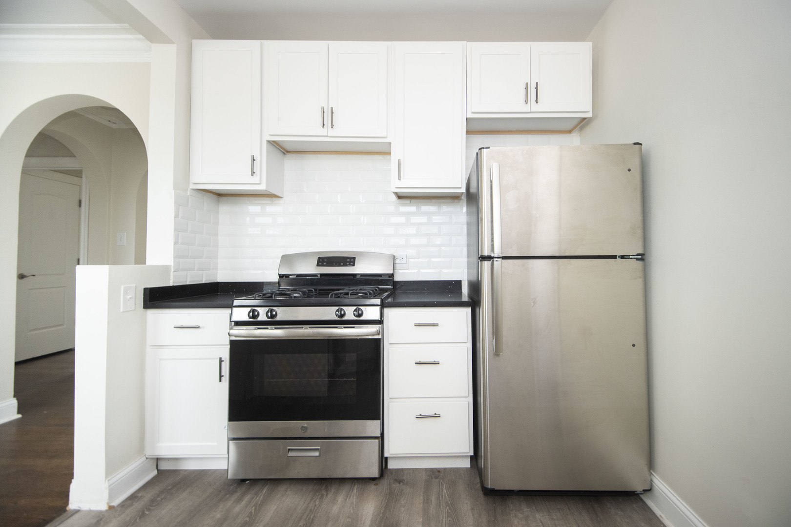918 Green Bay Road, Unit 3H Winnetka, IL 60093 - Photo 11 of 14 a kitchen with a stove and a refrigerator